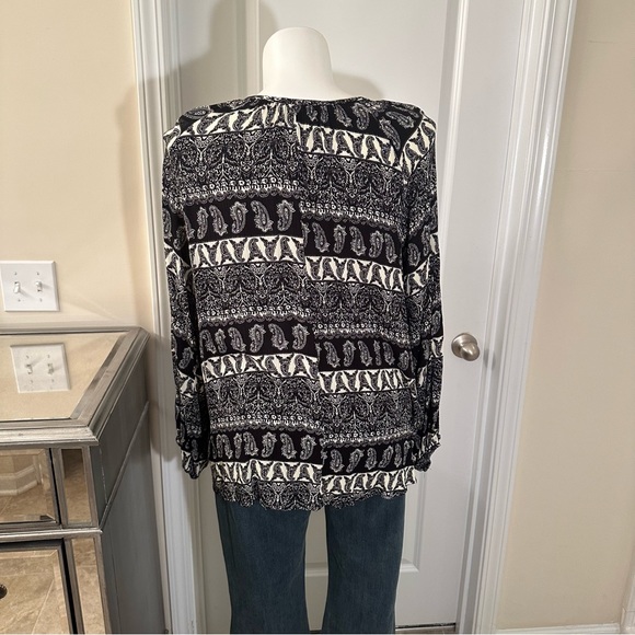 Chic Soul long sleeve top. Size 1X long sleeve top. Black and white top. - Picture 3 of 8